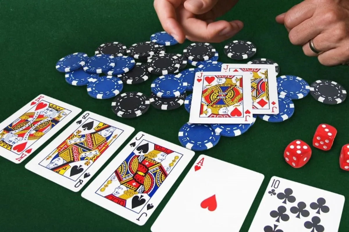 Thứ tự bài đi từ trên xuống dưới trong game poker XO88