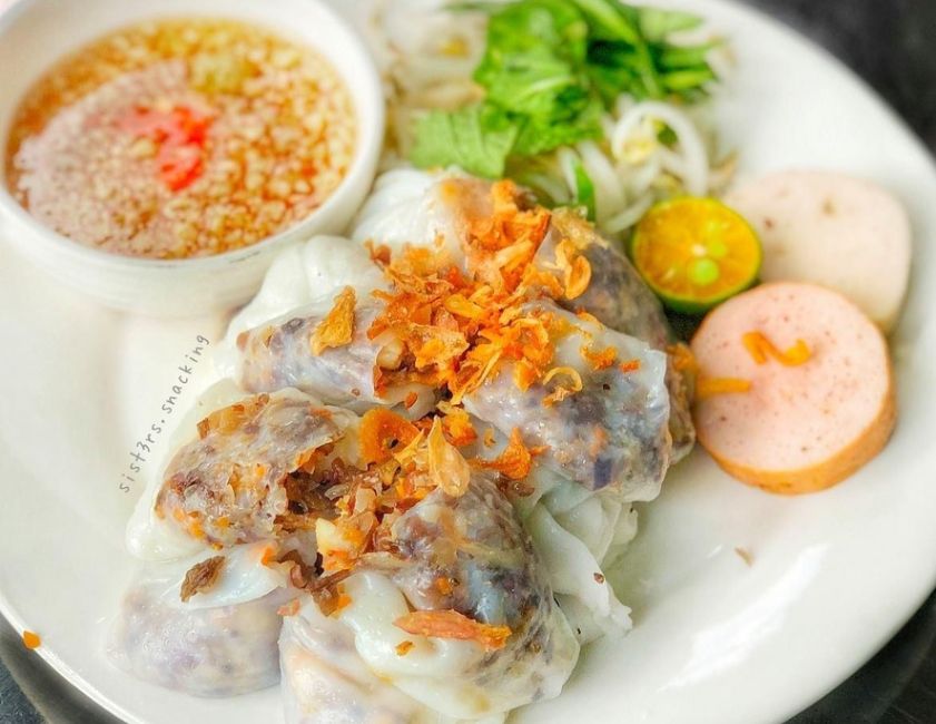 Bánh cuốn ăn cùng chả mực