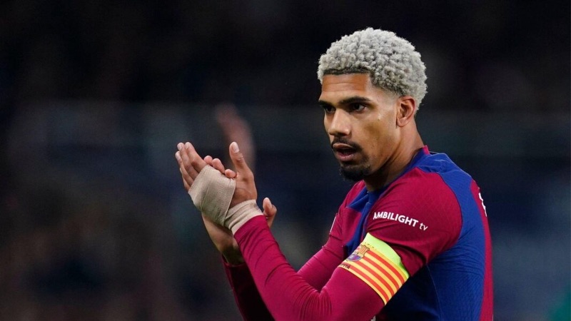 Cầu thủ Ronald Araujo - Thay đổi chóng mặt tại Barca