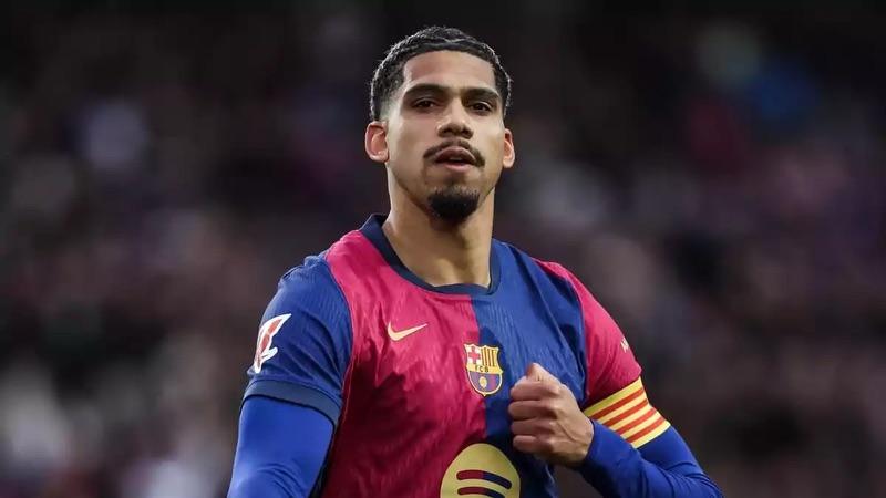Cầu thủ Ronald Araujo - Thay đổi chóng mặt tại Barca
